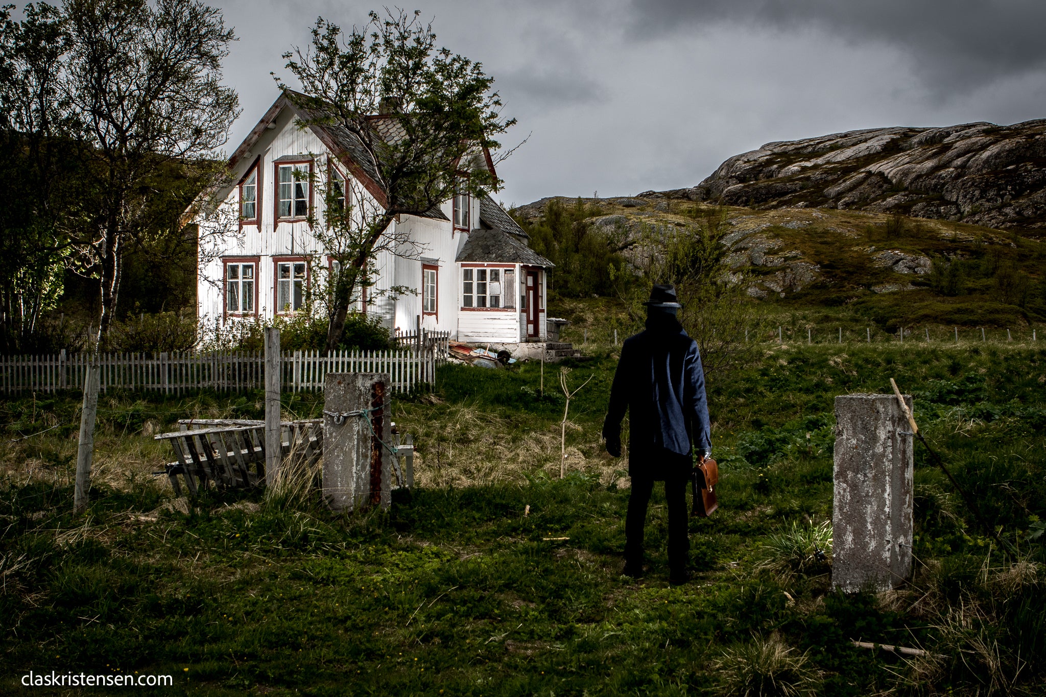 Mann med hatt - "Open The Gates"