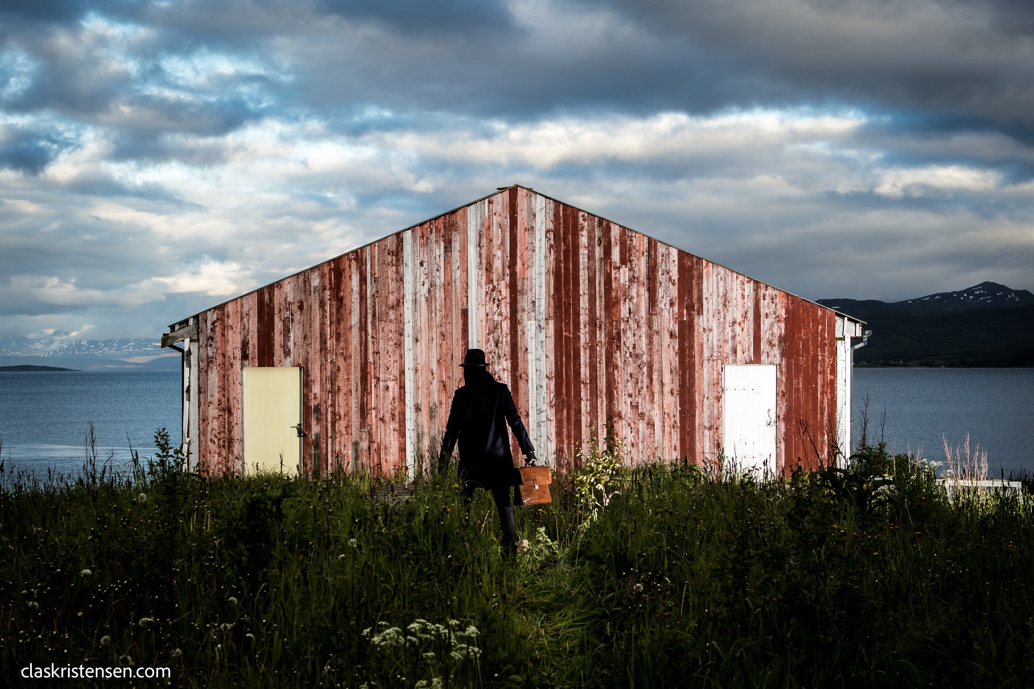 Mann med hatt - "Second Door On The Left"