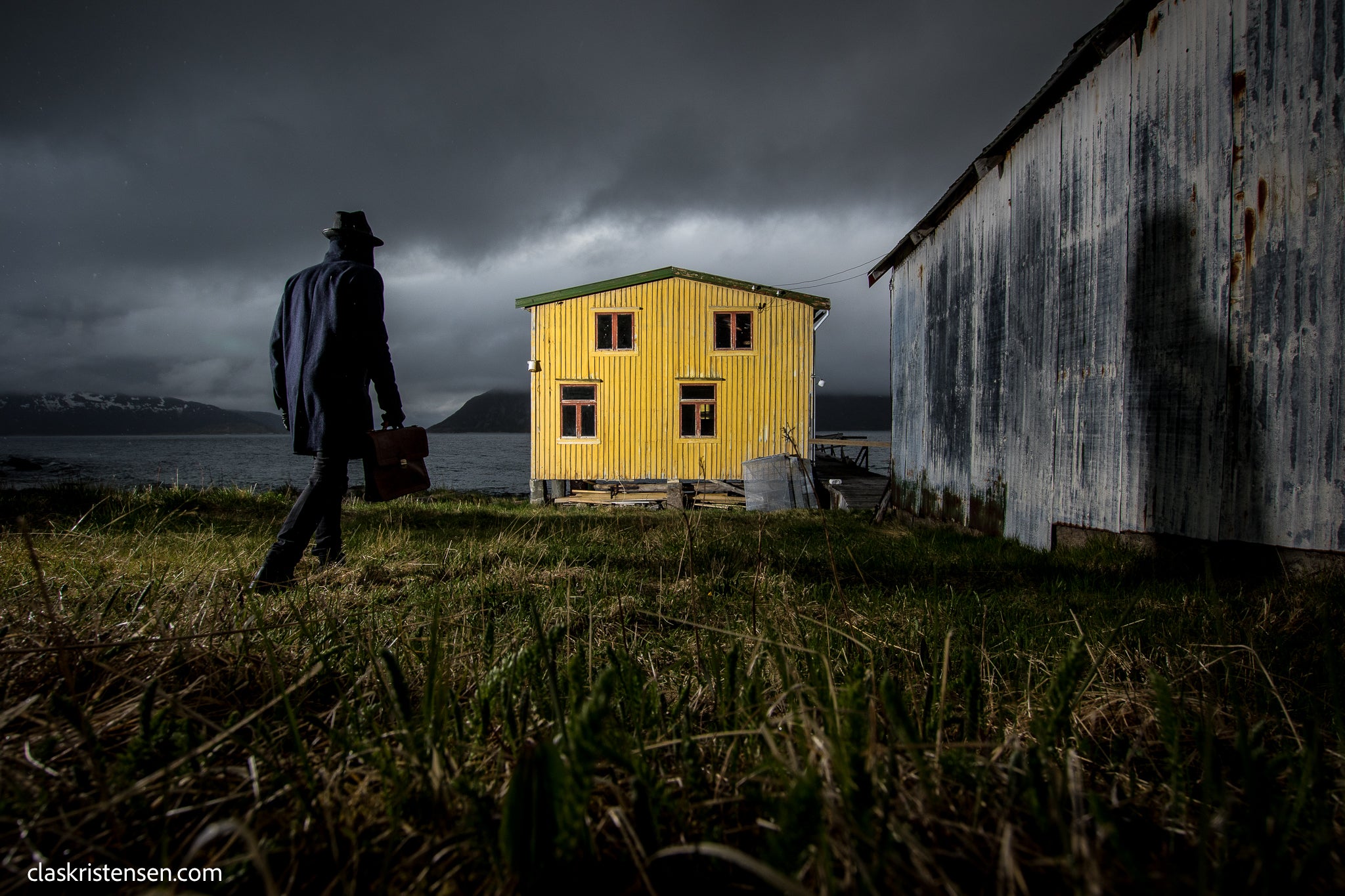 Mann med hatt - "Silent Footsteps"